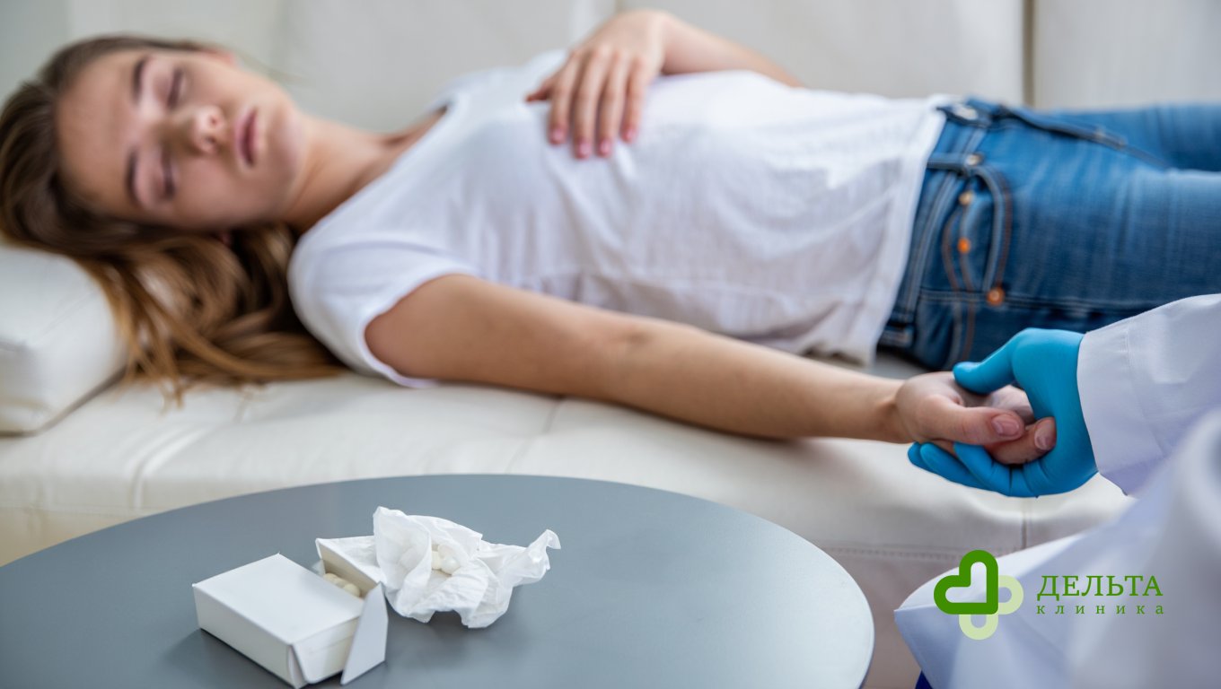 Девушке лежит на кровати